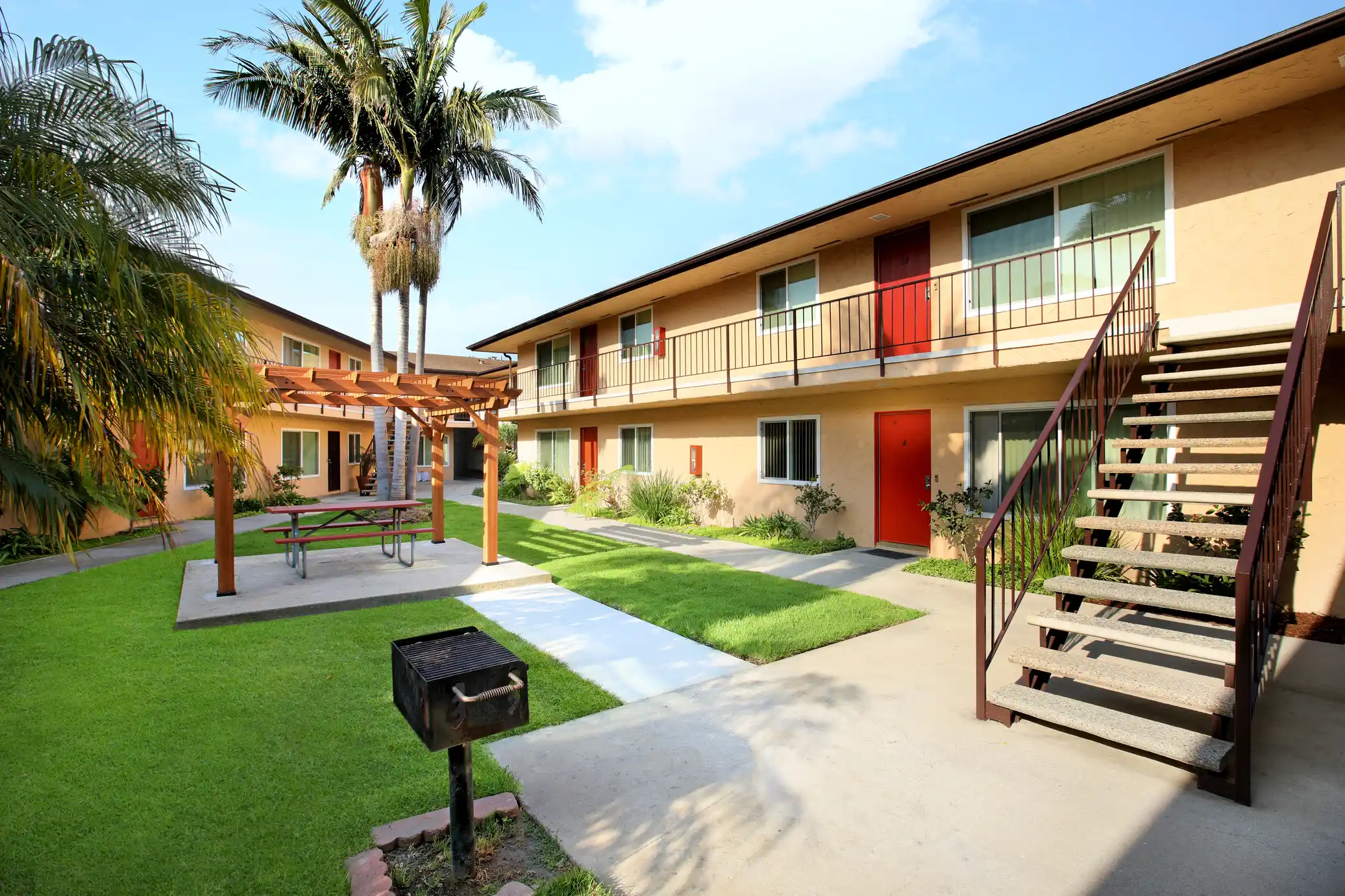 Armada Apartments outdoor bbq grill and shaded pergola area